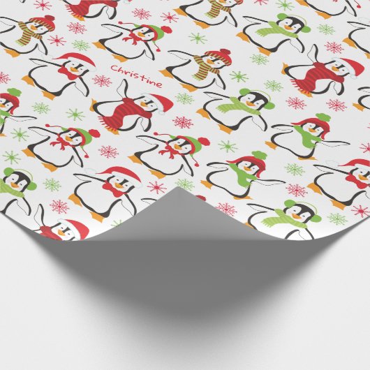 Dansende Penguins Red en Green Pattern Kerstmis Cadeaupapier (Hoek)