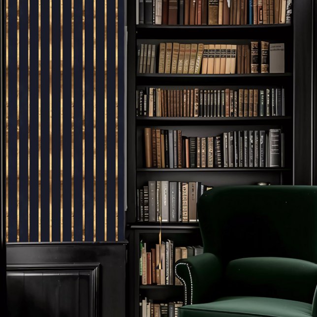 Dark Academia Donkerblauw en Goud Gestreept Behang (Dark Academia Dark Blue and Gold Striped Wallpaper in a library.)