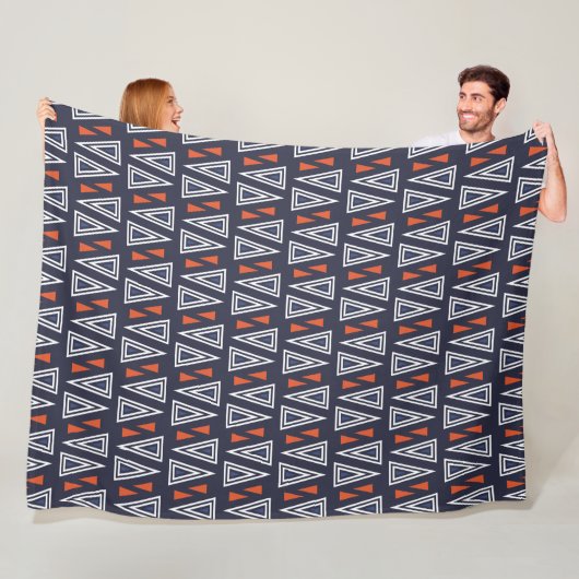 Dark Blue and Red Geometric Triangles Pattern Fleece Deken (In situ)