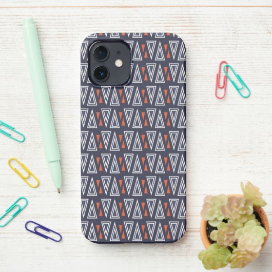 Dark Blue and Red Geometric Triangles Pattern iPhone Hoesje (Op bureau)