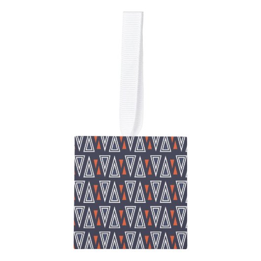 Dark Blue and Red Geometric Triangles Pattern Kubus Ornament (Voorkant)