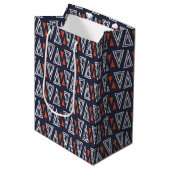 Dark Blue and Red Geometric Triangles Pattern Medium Cadeauzakje (Voorkant Gekanteld)