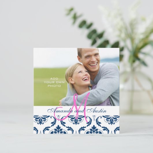 Dark Blue Damask Monogram Foto Weddenschap Kaart (Staand voorkant)