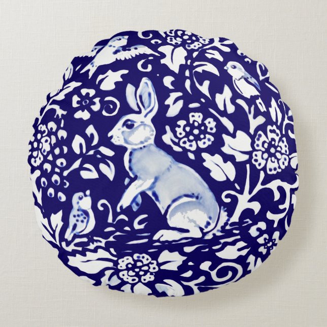 Dark Blue Standing Rabbit Bird Forest Dedham Delft Rond Kussen (Voorkant)