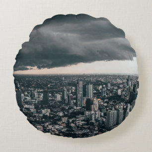 DARK CLOUD BOVEN STADSGEBOUWEN ROND KUSSEN