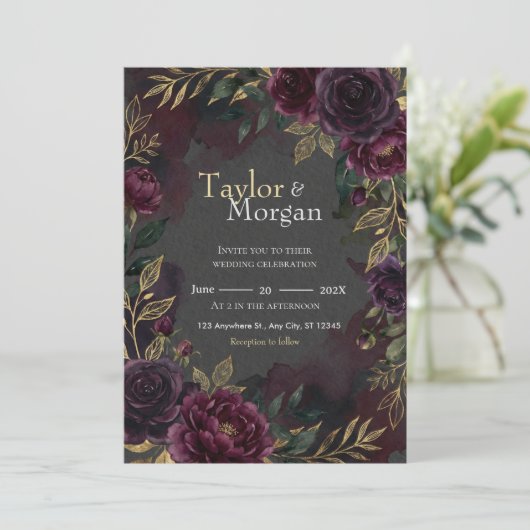Dark-floral Wedding Invitation (Debout devant)