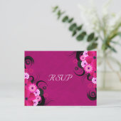 Dark Fuchsia Floral Wedding RSVP Répondre Cartes (Debout devant)