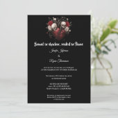 Dark Gothic Halloween wedding invitation (Debout devant)