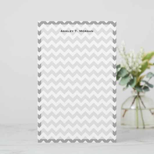 Dark Gray White Chevron Zig-Zag Pattern Briefpapier (Staand voorkant)