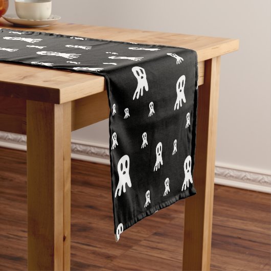 Dark Halloween Ghosts Lange Tafelloper (Voorbeeld)