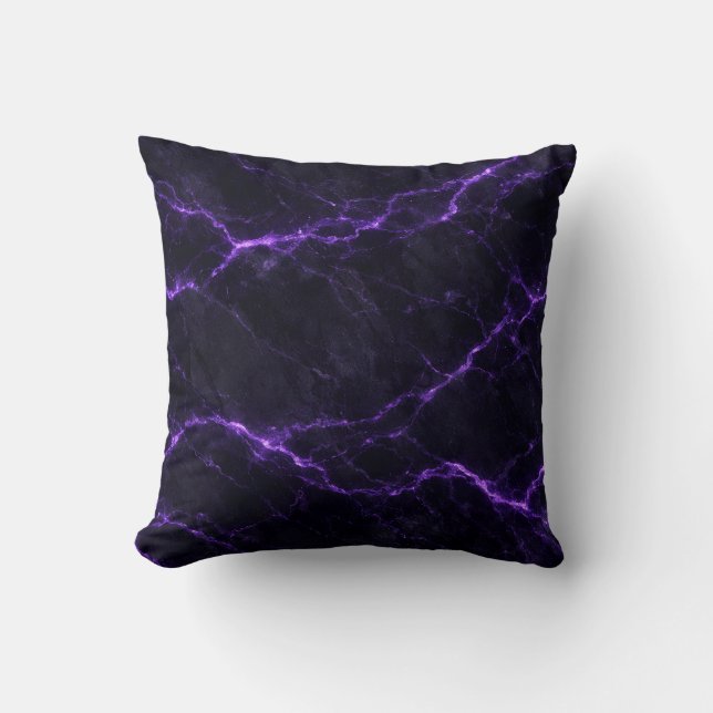 Dark Marble Throw Pillow with Violet Veins Kussen (Voorkant)