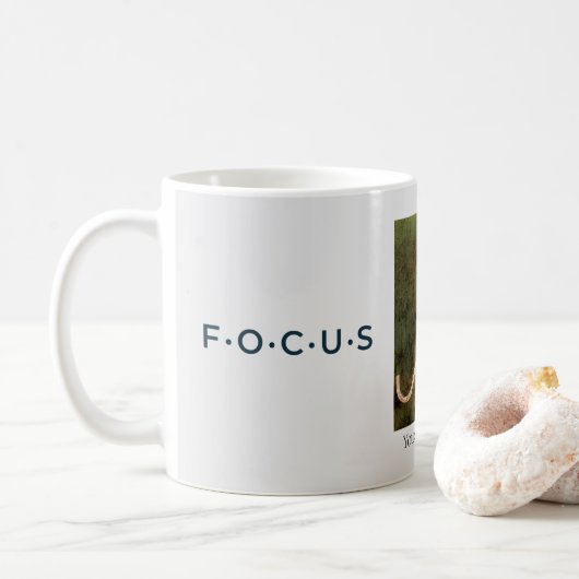 Dark Moody Blue Jay Art FOCUS Affirmation Mug (Avec donut)