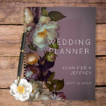 Dark Moody Mauve Floral Moderne Mariage Inviter<br><div class="desc">Ce design wedding planner présente un bouquet souple et souple de rose mauve poussiéreux, blanc crème, rose rose, et des fleurs jaunes douces et de la verdure botanique sur un arrière - plan ovale rose mauve et noir fusain moody. C'est délicat et élégant, moderne mais à l'ambiance vintage. Créé par...</div>