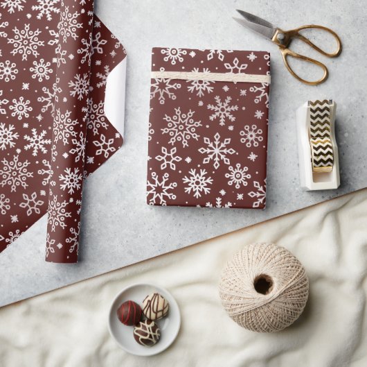 Dark Red Winter Snowflake Pattern Cadeaupapier (Crafts)