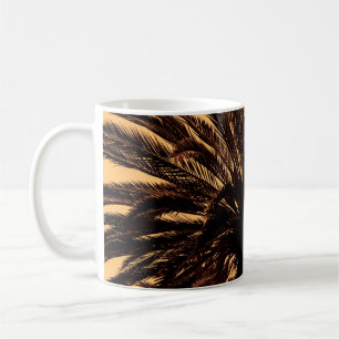 Dark silhouettes of date palms against bright colo koffiemok