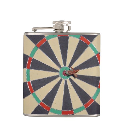 Dart in een dartboard Bullseye Heupfles (Voorkant)