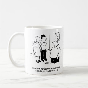 Dartboard in de slaapkamer. Funny Cartoon Koffiemok