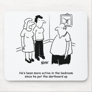 Dartboard in de slaapkamer. Funny Cartoon Muismat
