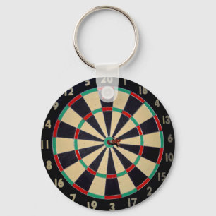 Dartboard met een Dart in Bullseye, toetsenbord Sleutelhanger