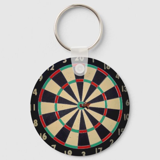 Dartboard met een Dart in Bullseye, toetsenbord Sleutelhanger (Achterkant)