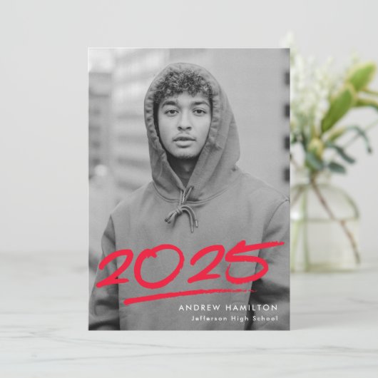 Dashed Red Class of 2025 Modern Photo Afstuderen Aankondiging (Staand voorkant)