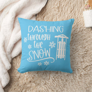 Dashing door de sneeuw met geleide en sneeuwvlokke kussen