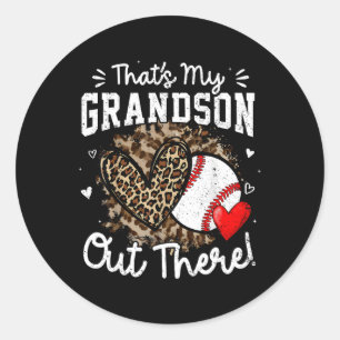 Dat is mijn kleinzoon die daar oma moeders verkoop ronde sticker