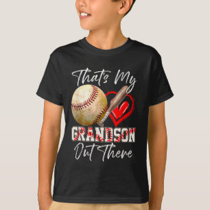 Dat is mijn kleinzoon die daar oma moeders verkoop t-shirt