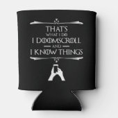 Dat is wat ik doe - ik doomscroll en ik weet dinge blikjeskoeler (Achterkant)