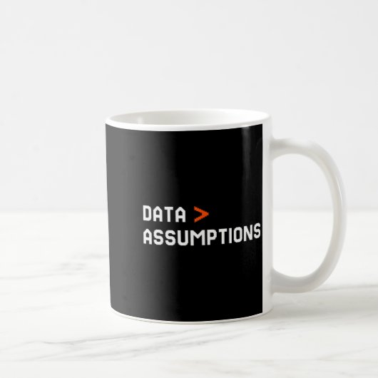 Data over assumptions funny tech analyst scientist koffiemok (Rechts)
