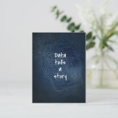 Data raconte une histoire - Carte postale Geek (Debout devant)
