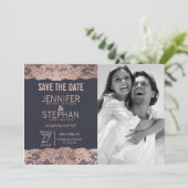 Date Rose Gold Lace et Bleu Marine Save the Dates (Debout devant)