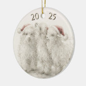 Dated Angora Goat Trio Santa Hat Christmas Keramisch Ornament (Links)
