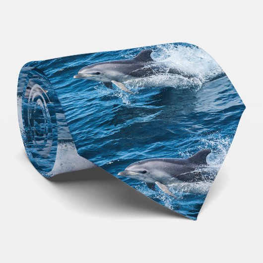 Dauphin éclaboussant le cravate (Roulé)