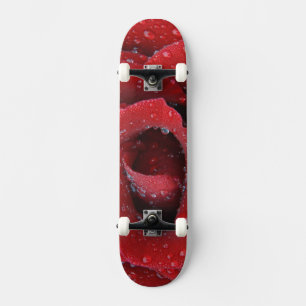 Dauw bedekte rode roos versiert grafsite in skateboard
