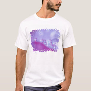 Dauw druppels op bloemblad abstract. t-shirt