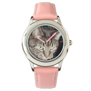 Dave kijkt naar je omlijsting met roze getallen ho horloge