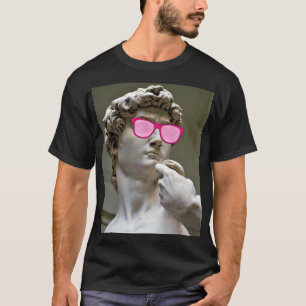 David draagt roos gekleurde glazen t-shirt