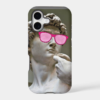 David porte des lunettes de couleur rose