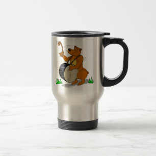 Davul jouant la tasse balkanique de voyage