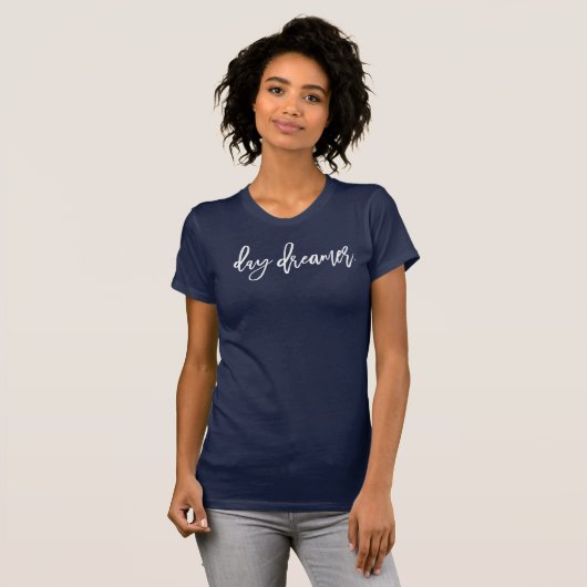 DAY DREAMER minimaal script trendy life quote wit T-shirt (Voorkant volledig)