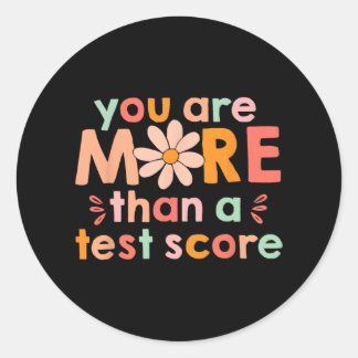 Day Teacher Shirt Je bent meer dan een test score  Ronde Sticker