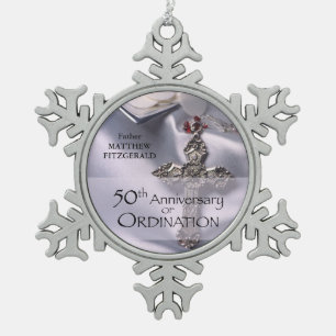 de 50ste Miskelk van het Jubileum van de Ordening Tin Sneeuwvlok Ornament