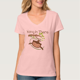 De aap hangt daar in t-shirt