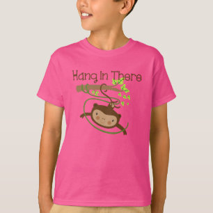 De aap hangt daar in t-shirt