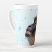 De aap kijkt naar het moderne middeleeuwse behangs latte mok (Linkerhoek)