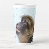 De aap kijkt naar het moderne middeleeuwse behangs latte mok (Voorkant)