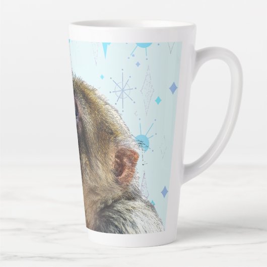 De aap kijkt naar het moderne middeleeuwse behangs latte mok (Rechts)