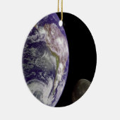 De aarde en de maan keramisch ornament (Rechts)