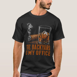 De achtertuin is mijn kantoor Funny Whiskey sigaar T-shirt